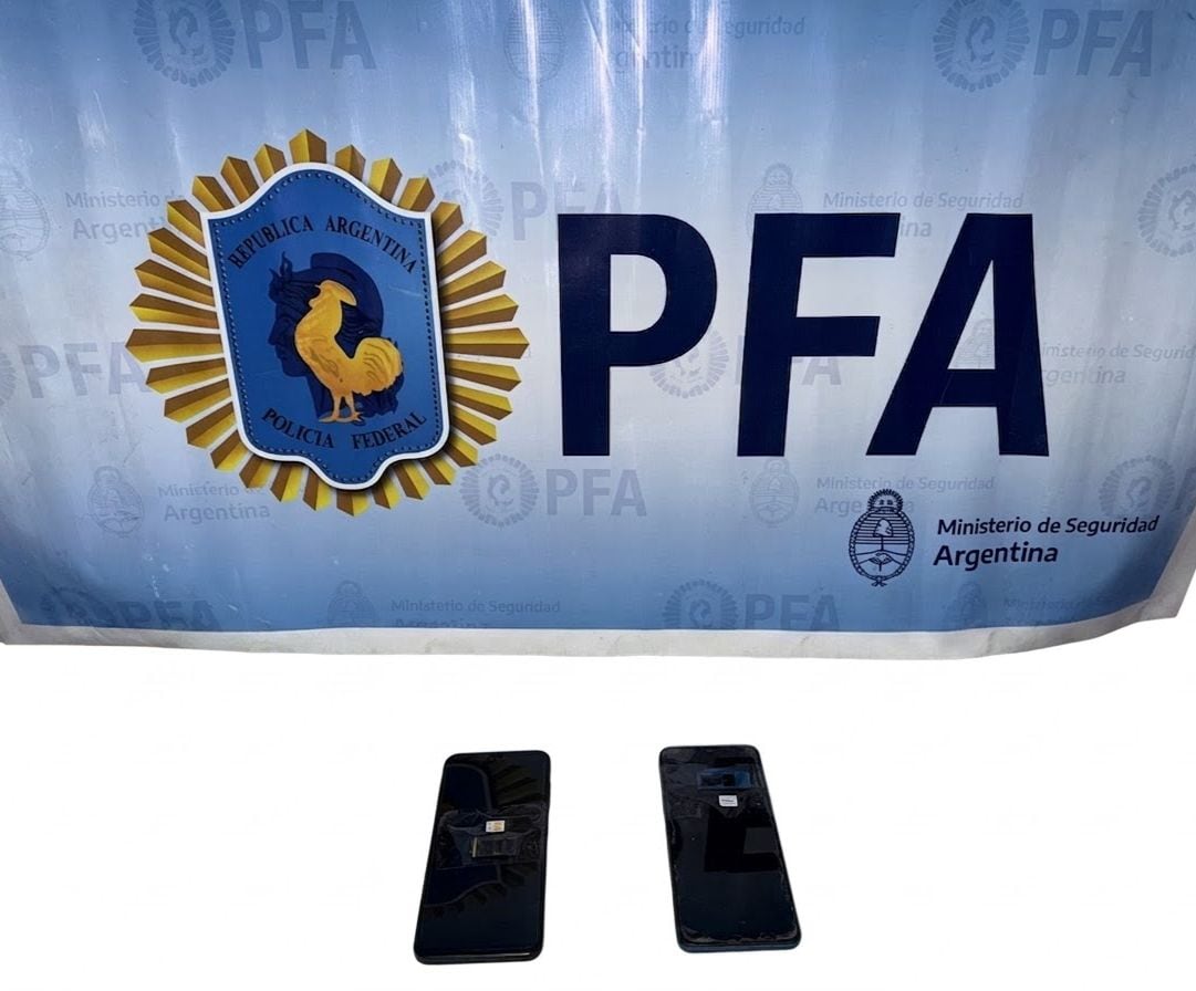 Los agentes de la PFA incautaron dos celulares