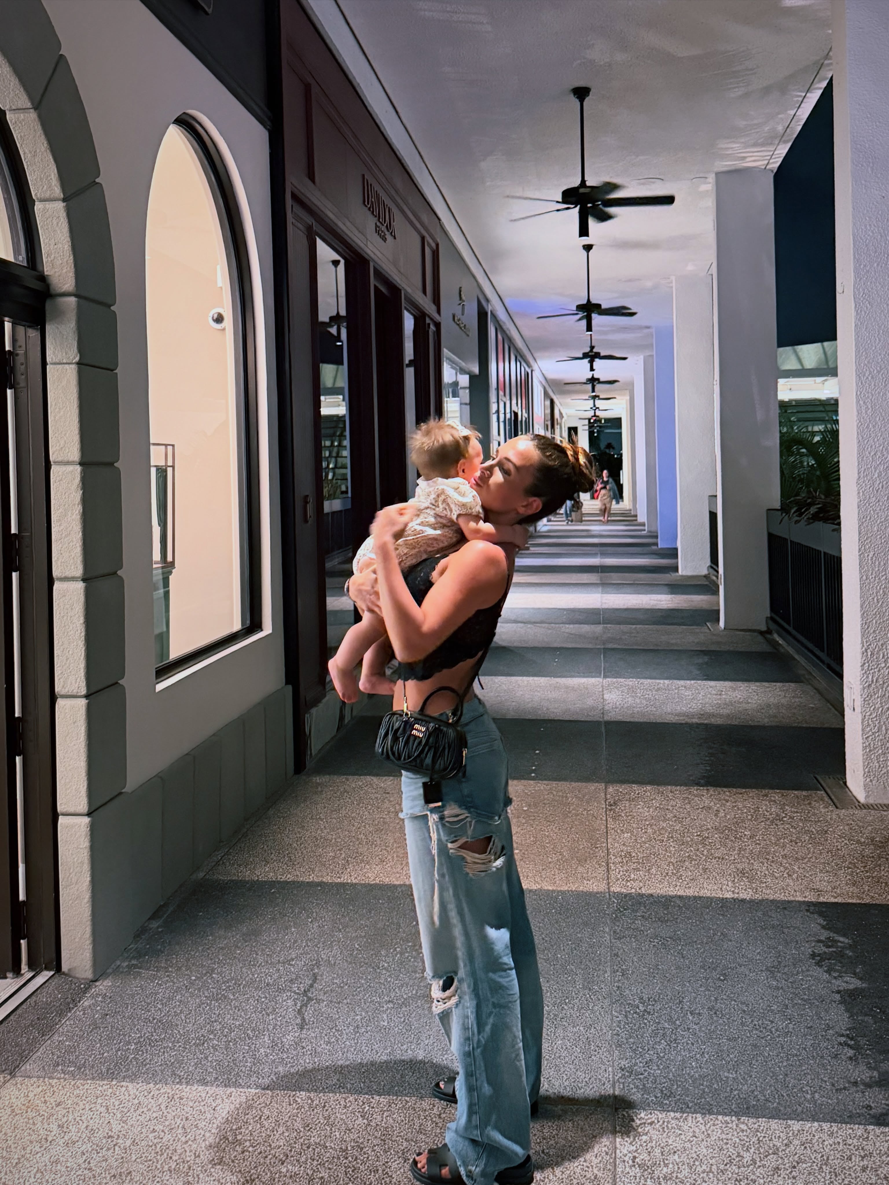 Cami Homs abraza a su hija Aitana durante un paseo por una galería comercial en Estados Unidos