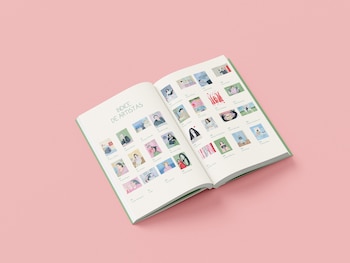 Un libro de tapa blanda abierto sobre una superficie rosa, mostrando una página de índice de artistas con filas de pequeñas ilustraciones y nombres de ilustradores