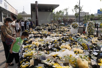 Personas junto a flores colocadas