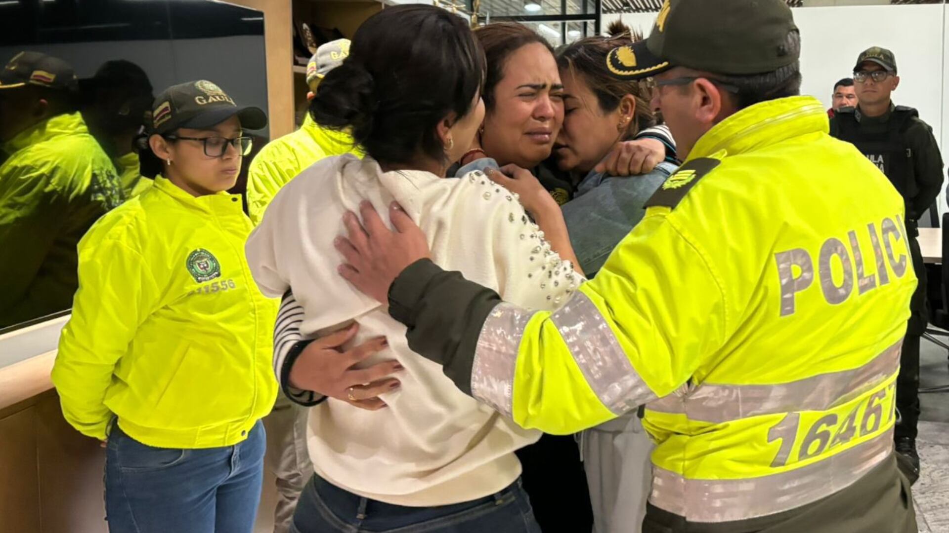 La señora Lenis Paola Martínez fue rescatada en tiempo récord por la Policía Metropolitana de Bogotá, luego de que fuera raptada por su excompañero sentimental - crédito @PoliciaBogota / X
