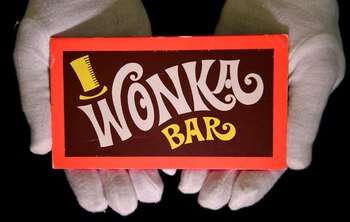 Foto ilustrativa de una barra de chocolate de la película de 1971 "Willy Wonka and the Chocolate Factory" antes de una subasta en Londres.
Sep 6, 2018. REUTERS/Toby Melville