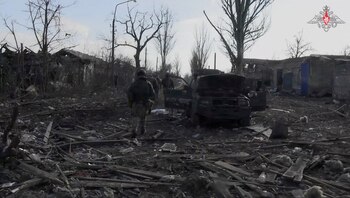 Miembros del ejército ruso caminan