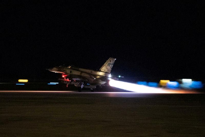 Un avión de combate israelí despega en un lugar no identificado para llevar a cabo ataques contra objetivos de Hezbolá en el sur del Líbano, en esta foto difundida el 19 de septiembre de 2024. Fuerzas de Defensa de Israel/Handout via REUTERS