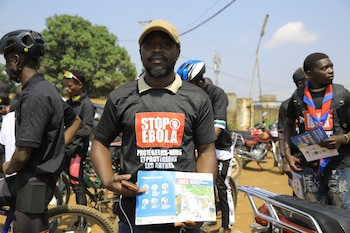 Residentes y trabajadores de primera línea participan en una campaña sobre el ébola en Beni, en la provincia de Kivu Norte, en el este de República Democrática del Congo, el 21 de agosto de 2026 (AP Foto/Sebastien Kitsa Musayi)