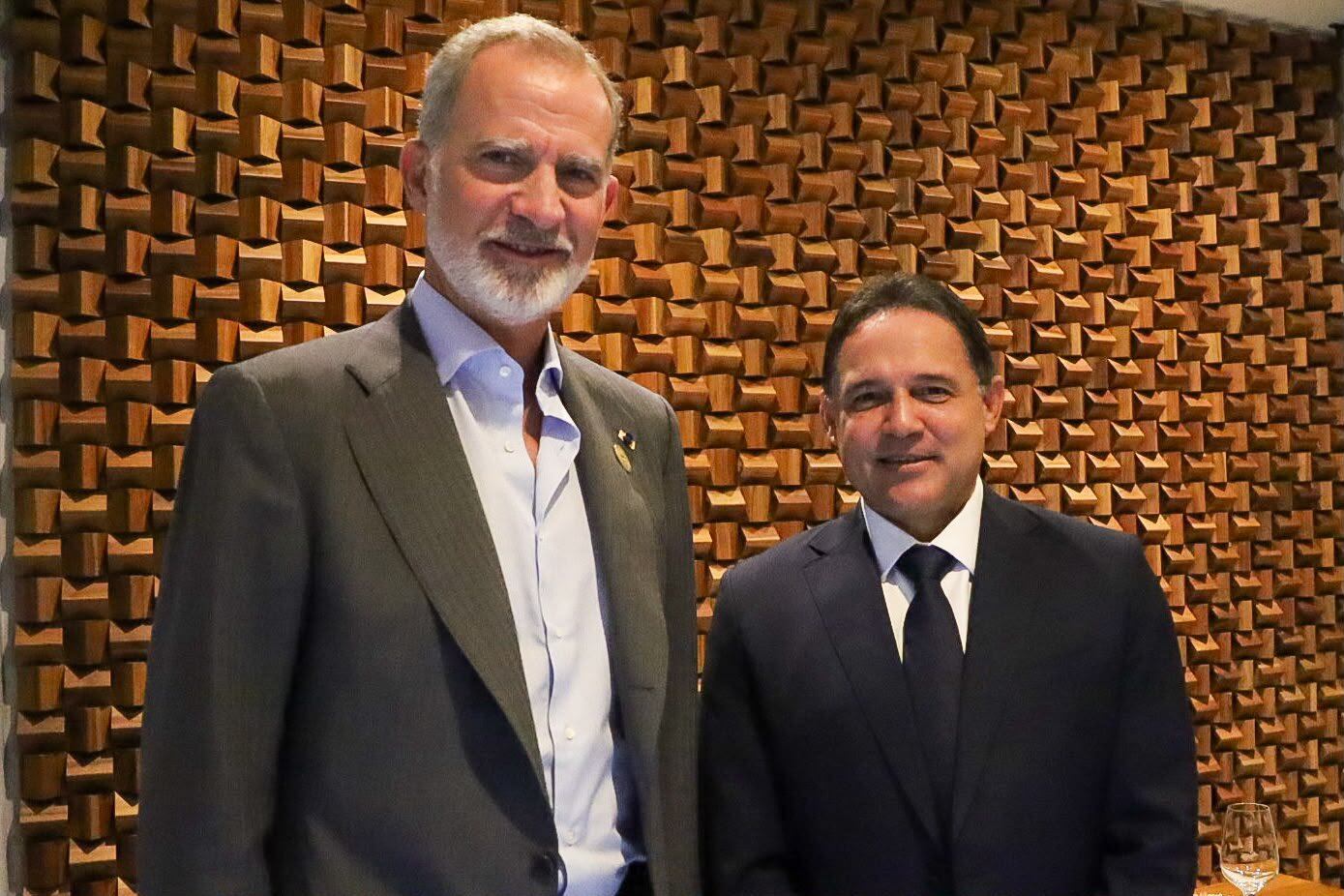 El presidente del Senado compartió una imagen del saludo con el monarca español y subrayó la importancia de la relación bilateral en el contexto de la transmisión de mando - crédito @honohenriquez/ X