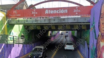 Calculó mal el chofer y el micro quedó incrustado bajo un puente: deberán indemnizar a una madre y su hija