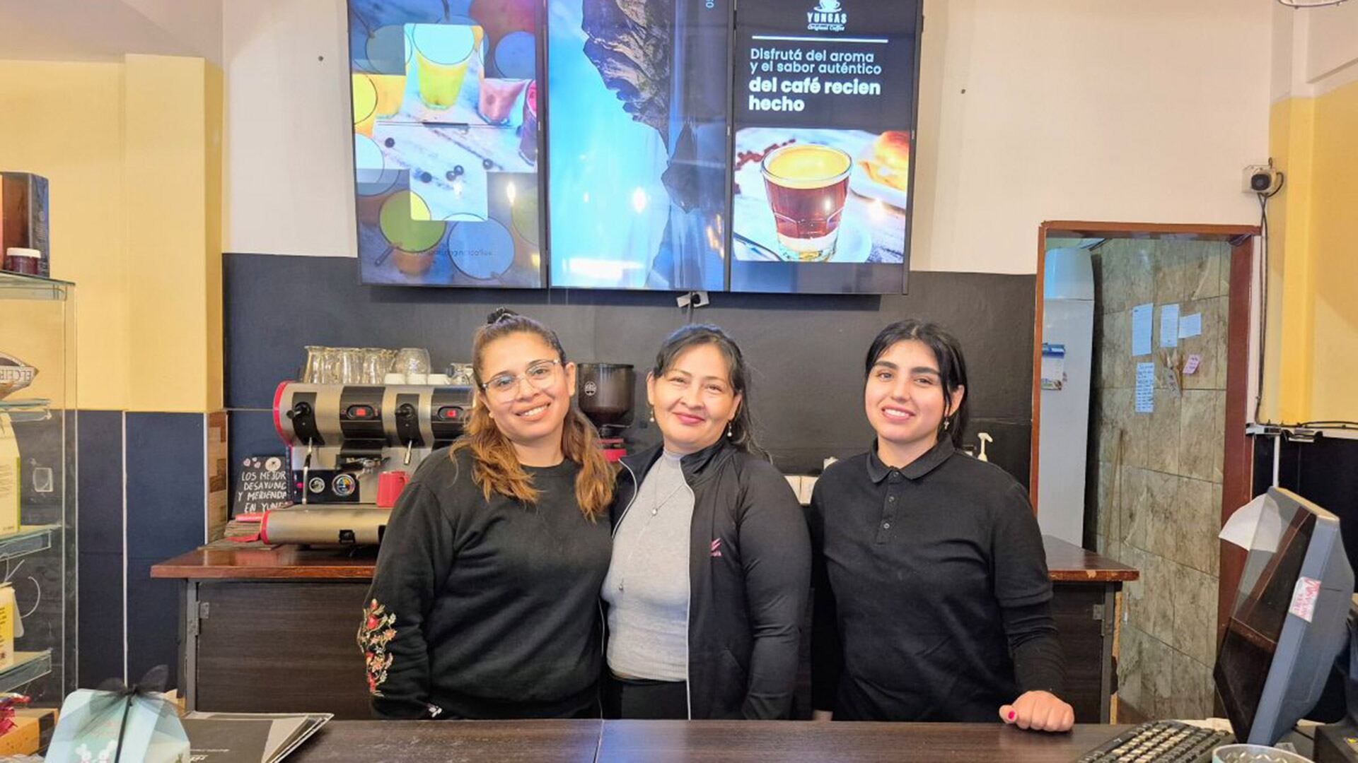 Carla, la dueña de Yungas, con las dos mozas del lugar