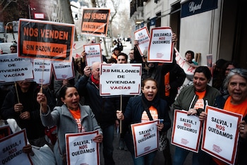 Varias personas durante una protesta frente al fondo Elix Rental Housing en 2024 en Madrid. (Mateo Lanzuela / Europa Press)