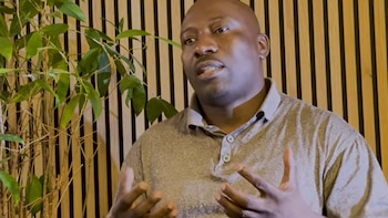 Creció sin hogar, sobrevivió a la guerra y aprendió a vivir en el bosque: la historia de Dominique Bikaba y su lucha por los gorilas del Congo