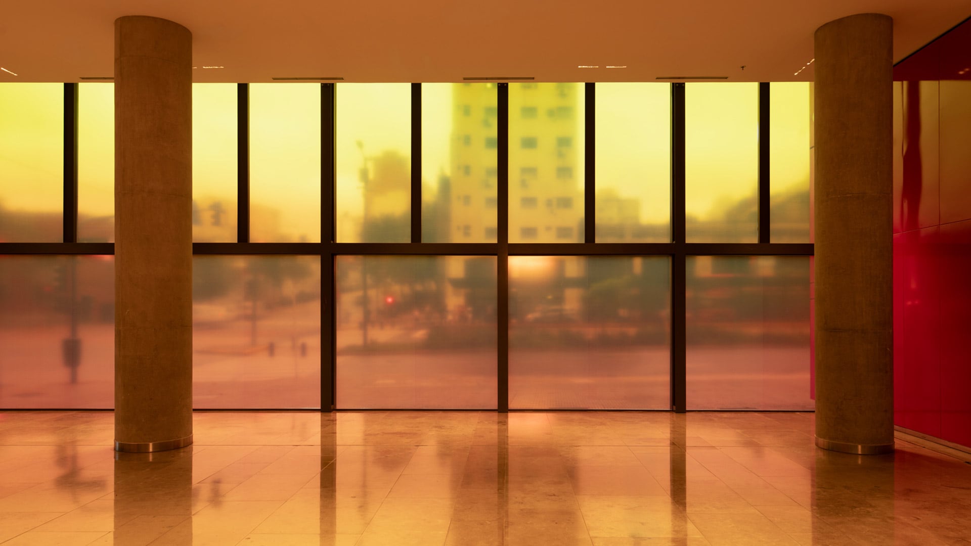 “Todo el cristal del edificio tiene un degradado de un atardecer, que no está representando un atardecer, sino que está tomando la energía y los colores del atardecer para generar una ilusión,” especificó Mayer