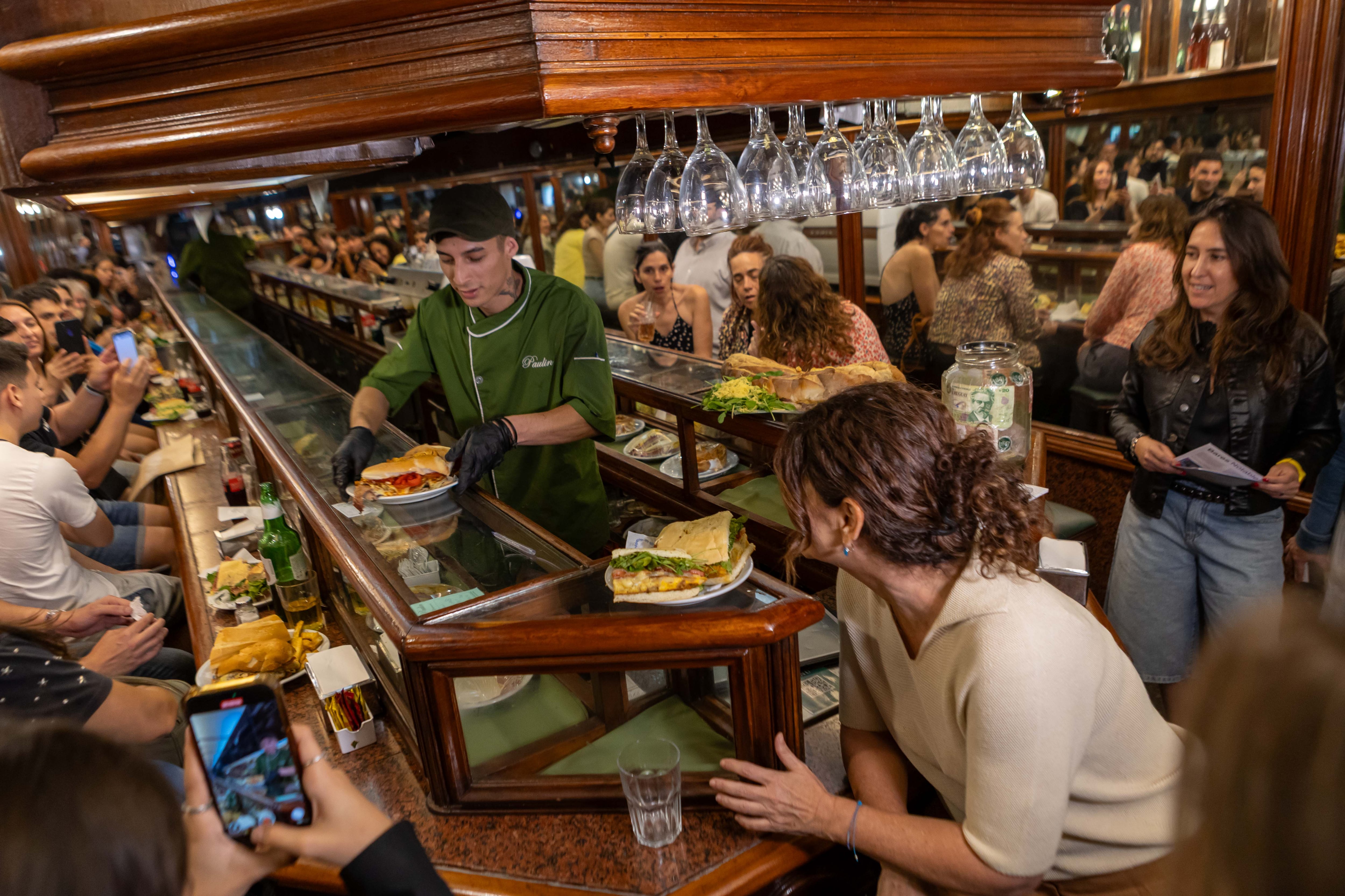 La productividad laboral cayo 16% en el sector de restaurantes y hoteles