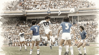 Pintura acuarela que muestra un partido de fútbol con un jugador de Pumas saltando para rematar el balón. Otros jugadores y gradas llenas de público.