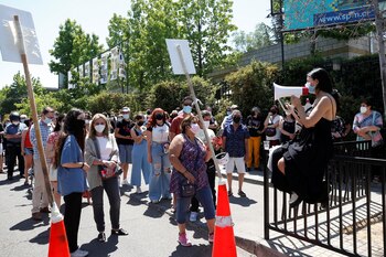 La gente asiste masivamente a