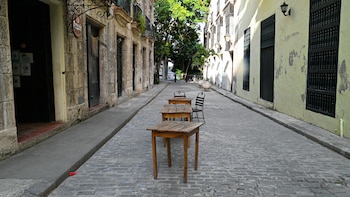 Desolados: Restaurantes de La Habana lucen vacíos y sin ventas ante crisis económica, energética y social en Cuba