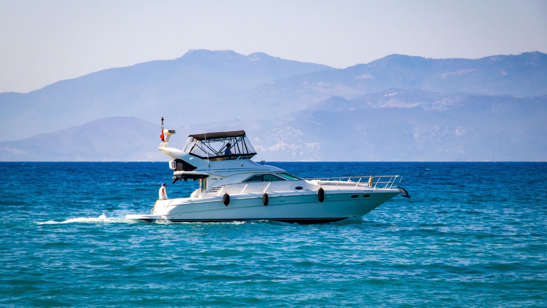 Un yate navega por el mar (Canva)