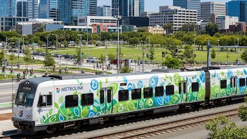 Metrolink promueve sostenibilidad con tren ecológico en el sur de California - VisualesIA ScribNews