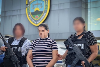 Agentes de la DPI requirieron a la sospechosa de 27 años en cumplimiento de una orden judicial emitida por los juzgados de Tegucigalpa (Cortesía: DPI).