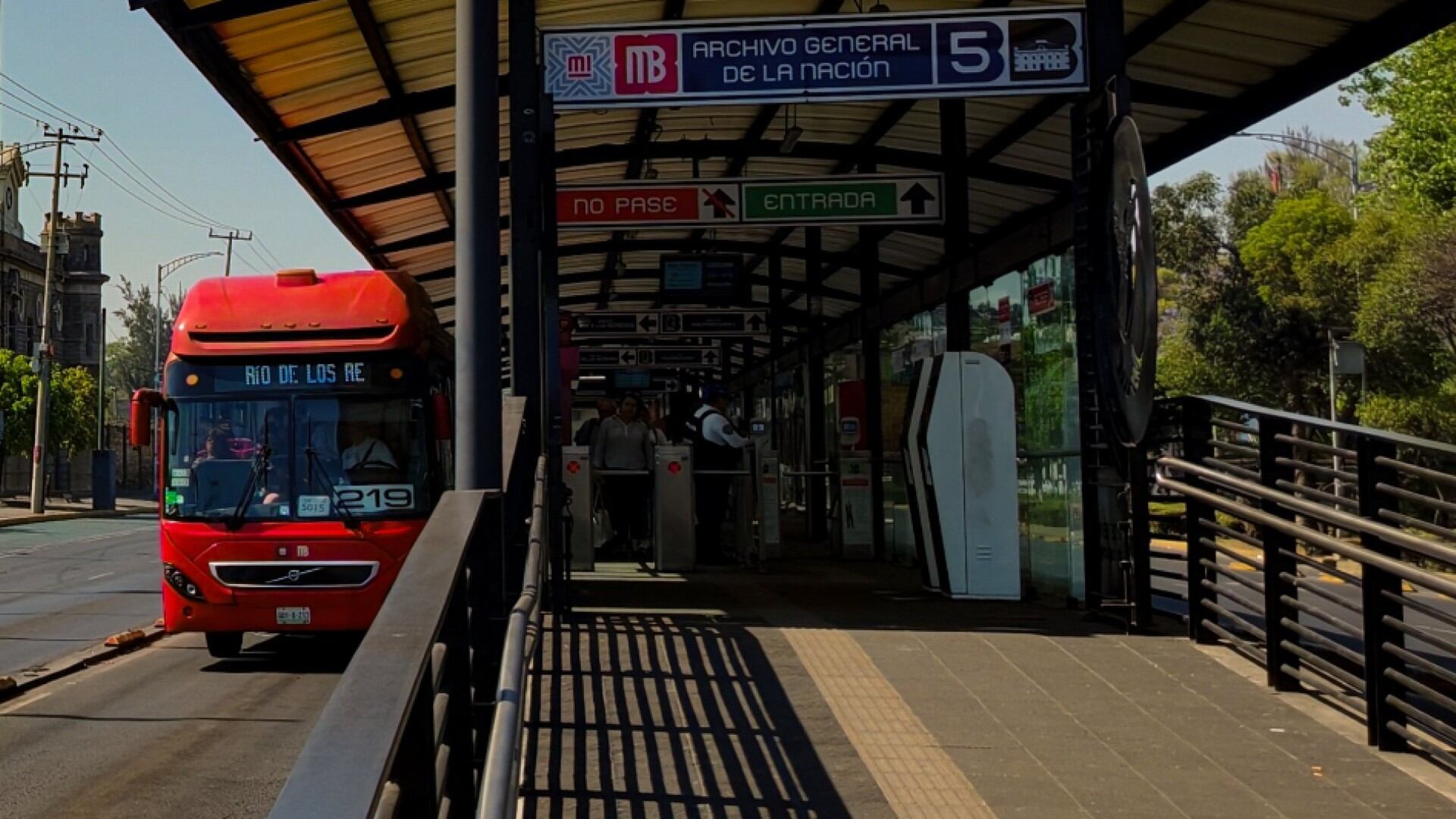 El Metrobús de la Ciudad de México hizo un llamado a planificar los viajes a los usuarios. . Foto: @MetrobusCDMX.