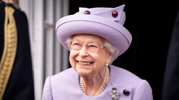 Murió Isabel II: el poeta laureado de la Reina escribirá versos tristes a cambio de 600 botellas de jerez