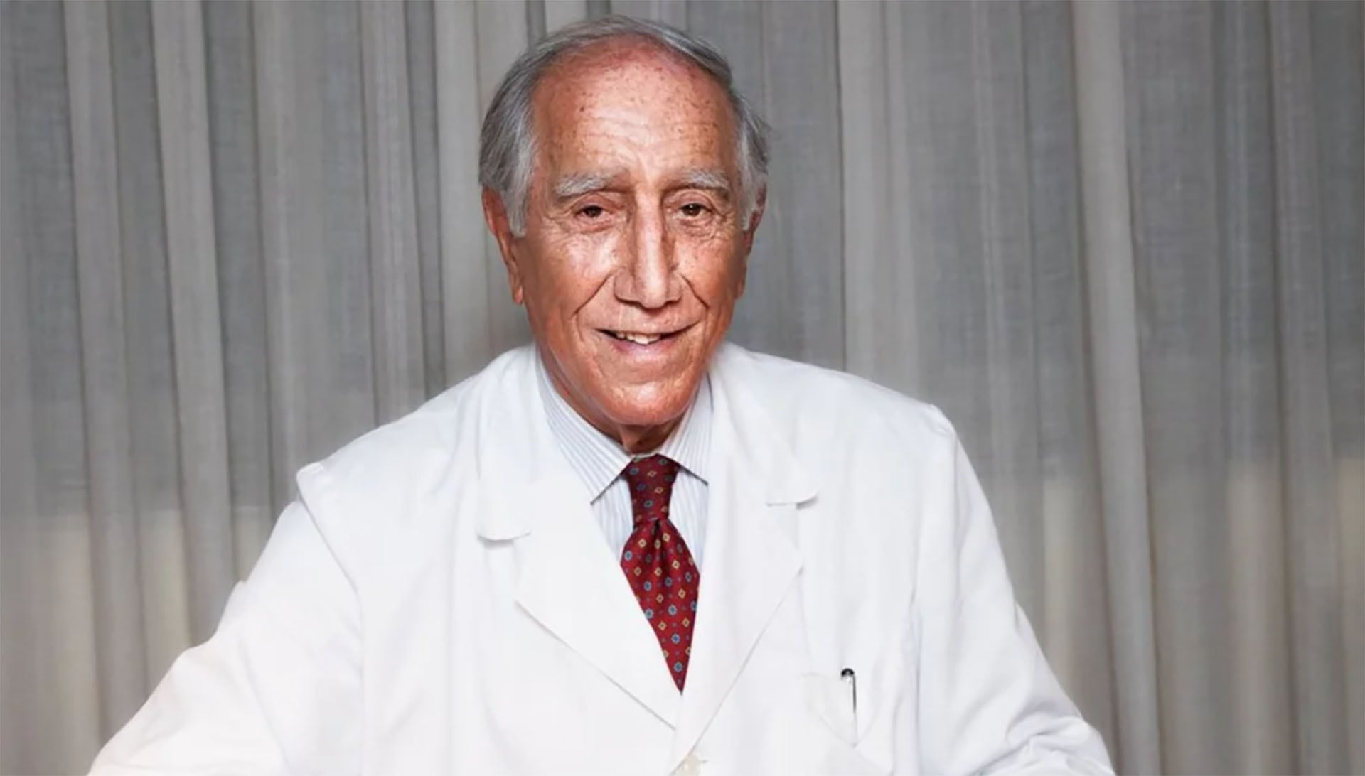 Enrique Moreno González, cirujano de 86 años, sigue activo en la medicina española