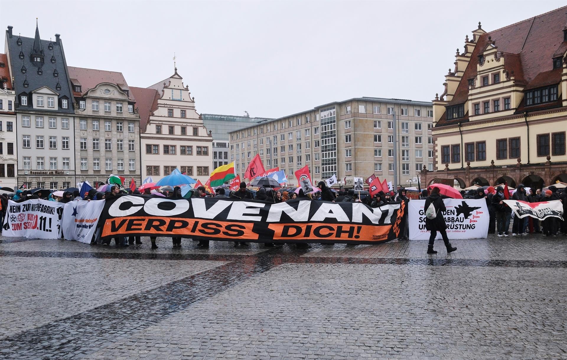 Manifestantes protestan contra una fábrica de misiles estadounidenses en Leipzig