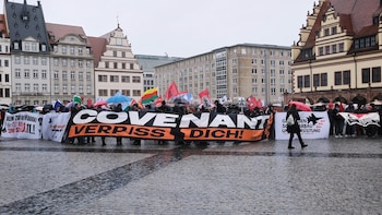Manifestantes protestan contra una fábrica de misiles estadounidenses en Leipzig