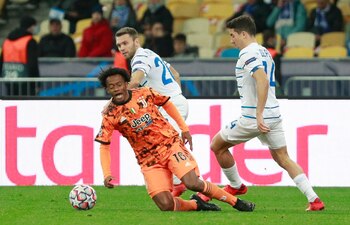 Soccer Football - Champions League - Group G - Dynamo Kyiv v Juventus - NSC Olympiyskiy, Kyiv, Ukraine - October 20, 2020 Dynamo Kyiv's Oleksandr Karavayev in action with Juventus’ Juan Cuadrado