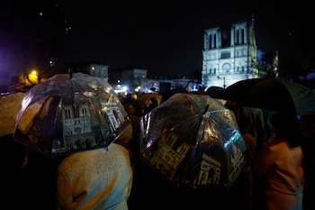 A pesar de la lluvia hubo mucha gente en los alrededores de Notre Dame cuando se reabrió en diciembre de 2024 (REUTERS)