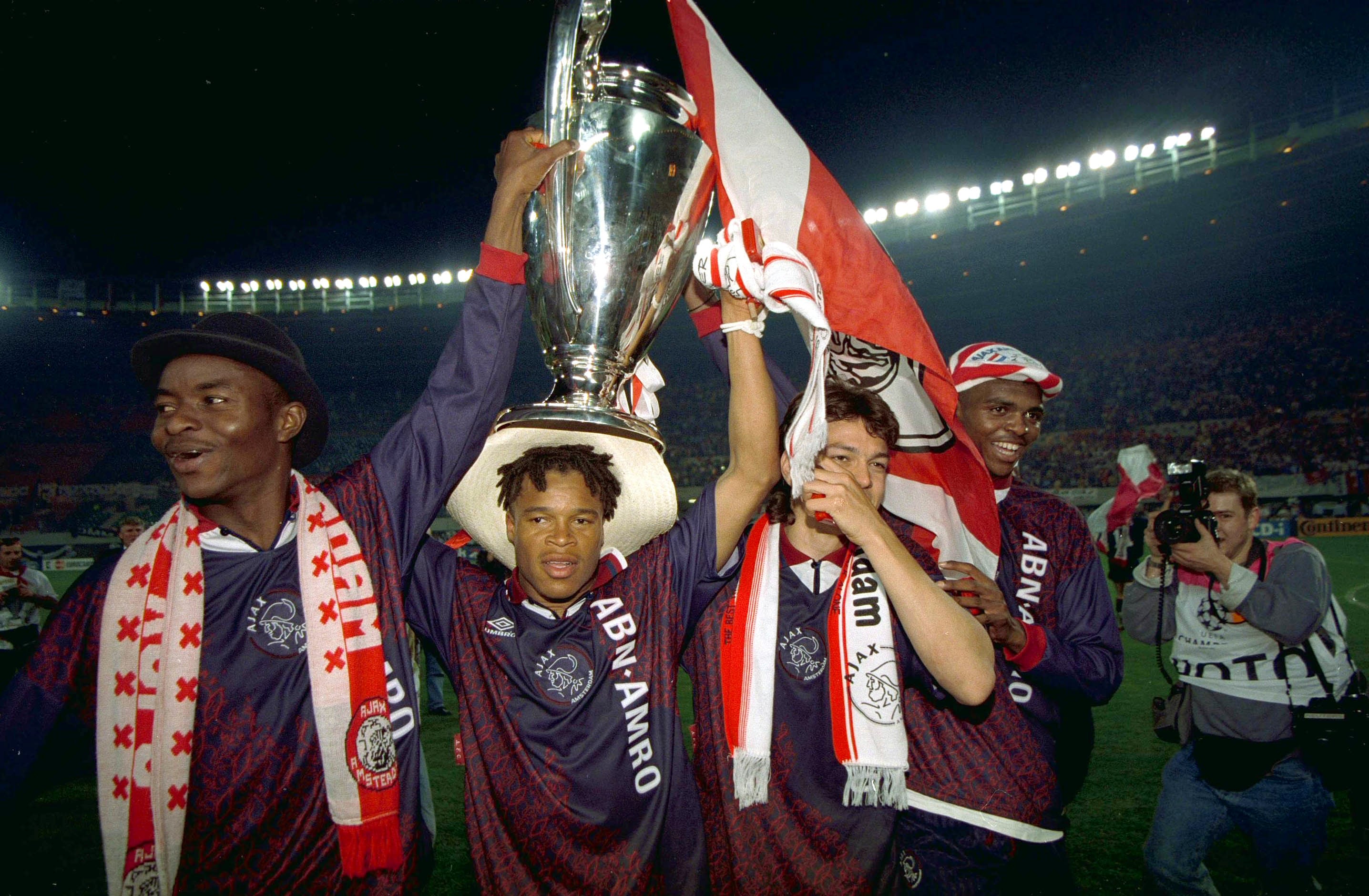 Edgar Davids levanta el trofeo de la Champions League junto a Finidi George, Jari Litmanen y Nwankwo Kanu tras vencer con el Ajax al AC Milan en la final (Reuters/Corey Ross/File photo)