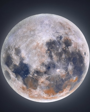 La superficie lunar revela colores que dependen de la concentración de minerales como hierro y titanio presentes en el regolito (NASA)