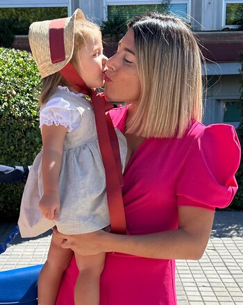 Valeria Ros posando junto a