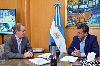 Gustavo Bordet junto al ministro