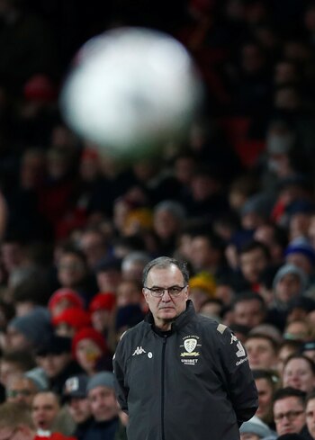 En Inglaterra la pelota volvería a rodar el mes que viene y Bielsa renovaría contrato para seguir en Leeds (Reuters/Eddie Keogh)
