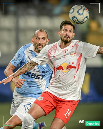 Hernán Barcos tuvo varios duelos con los defensas de Red Bull Bragantino y se las ingenió para generar dos ocasiones de gol. - créditos: Movistar Deportes