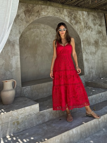 El maxi vestido rojo cereza con broderie y volados define el boho chic para jornadas de playa y paseos informales (@pampitaoficial)