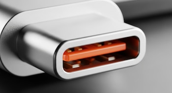 El puerto USB naranja mantiene