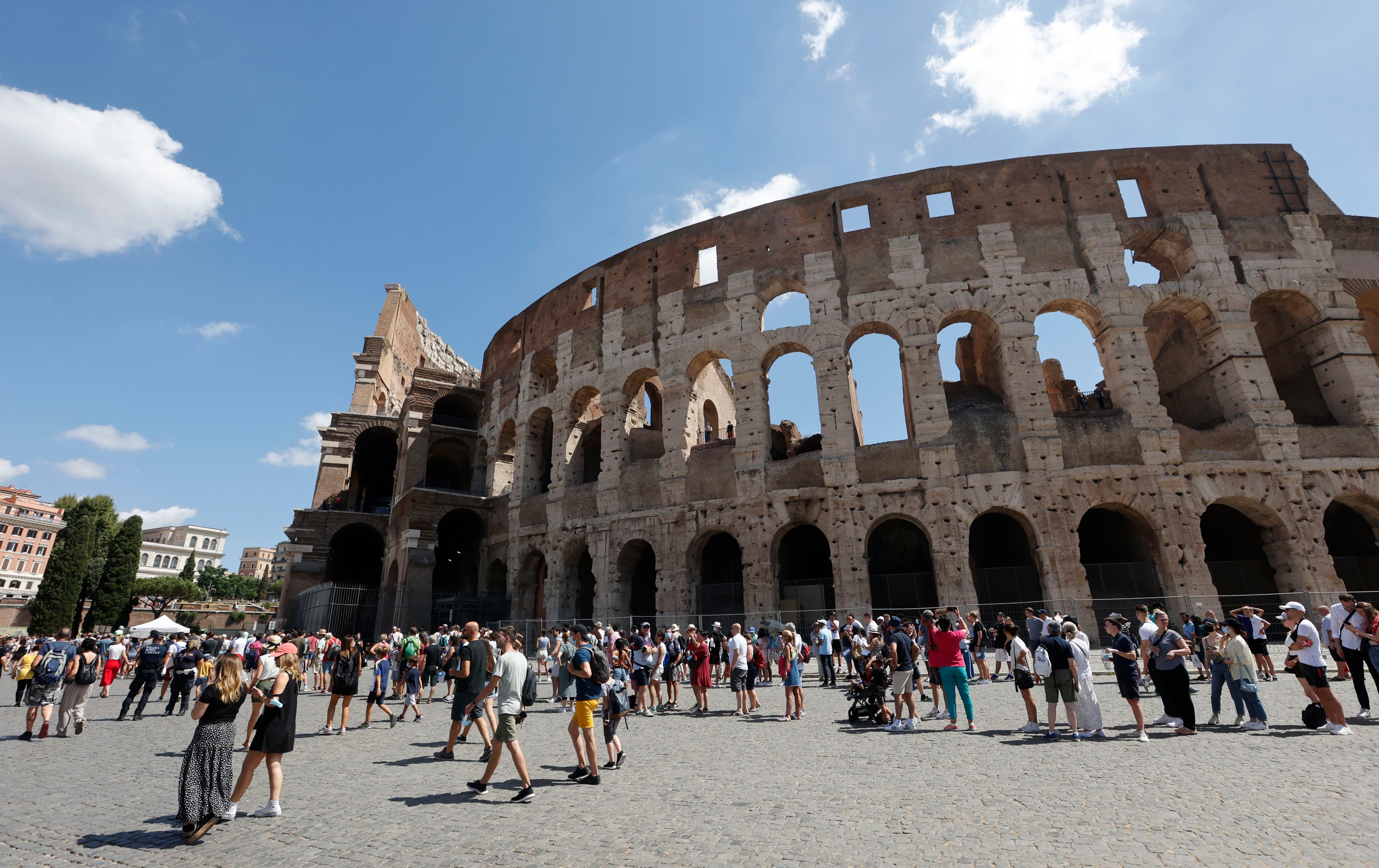 Imagen de archivo de turistas hacen fila para entrar al Coliseo (AP Foto/Riccardo De Luca, archivo)