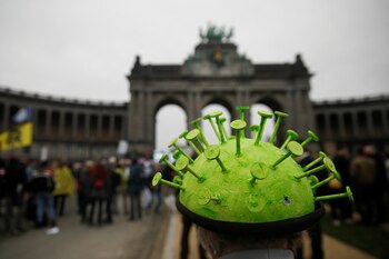 A más de dos años de la aparición del nuevo coronavirus, mucho aún resta investigar sobre la enfermedad que genera (REUTERS/Johanna Geron)