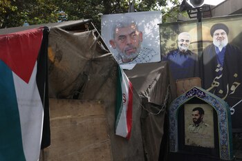 Carteles con imágenes del fallecido