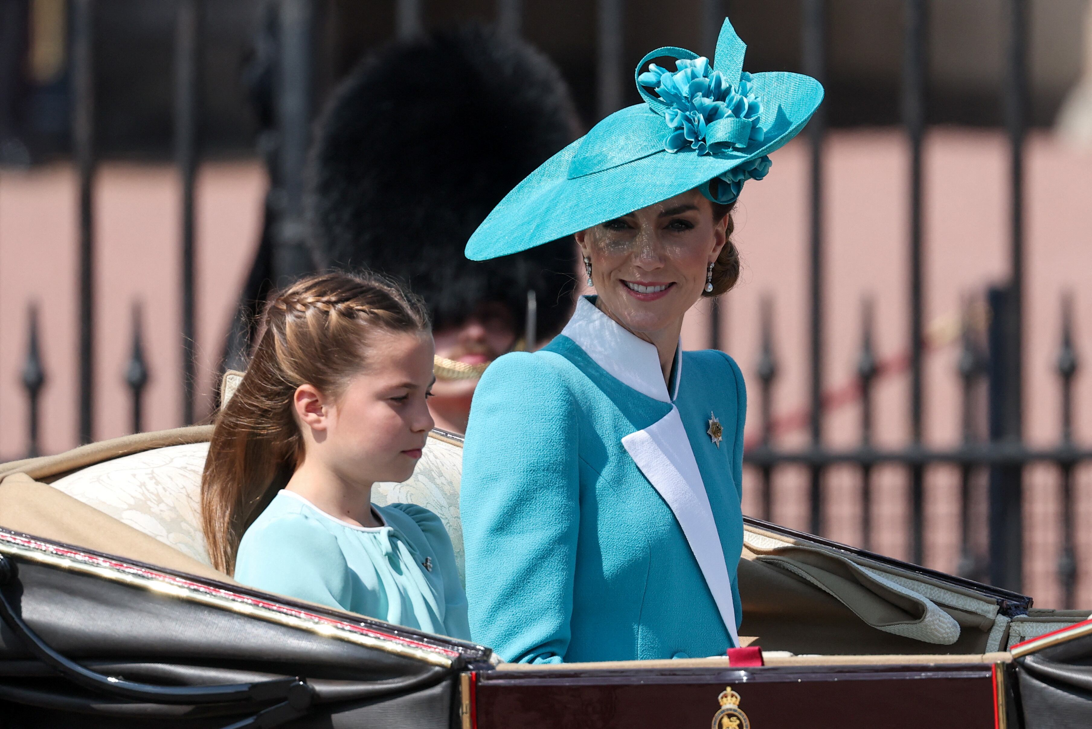 Las princesas Catalina de Gales y Carlota de Gran Bretaña viajan en un carruaje como parte del desfile