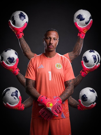 Un fotomontaje de un portero de fútbol con camiseta naranja que aparece con ocho brazos, guantes rosados y seis balones