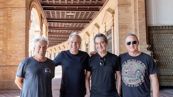 Hombres G avanzan un nuevo single para otoño tras vivir su "mejor concierto" en la Plaza de España con Icónica