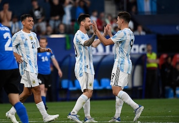 Messi festeja con Julián Álvarez,