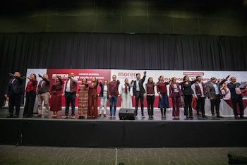 Ariadna Montiel encabezó la toma de protesta de los 17 candidatos a la gubernatura. (Foto: Morena)