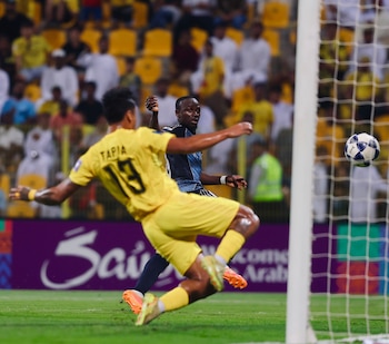 Renato Tapia participó en el partido entre Al Wasl y Al Nassr.