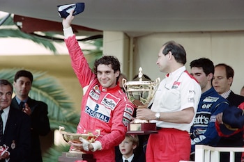 Senna ganó en Mónaco 1993 pese a no contar con el mejor auto y a sufrir una lesión en la mano (Photo by Jacques SOFFER / AFP)