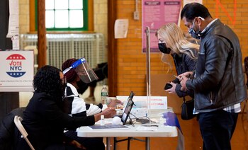 Una pareja de votantes fue