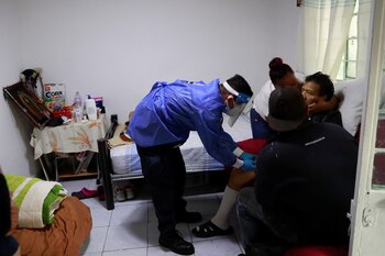 Kevin Garcia, paramédico, revisa la