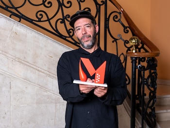 Dani Ochoa, chef del restaurante Montia, con el premio de la Academia Madrileña de Gastronomía (Cedida)